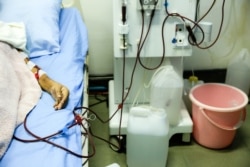 អ្នក​ជំងឺ​ខូច​តម្រងនោម​ ឬជំងឺខូចគ្រលៀន លាង​ឈាម​ក្នុងមជ្ឈមណ្ឌលមួយ​នៅ​ទីក្រុង​ភ្នំពេញ​។​ ការលាង​ឈាម​ ជា​ការត្រងកាកសំណល់​នានា​ ដើម្បី​បន្សុទ្ធ​ឈាម ដោយ​ប្រើម៉ាស៊ីន​ ​ពីព្រោះតម្រងនោម​ មិនអាច​បំពេញមុខ​ងារ​របស់វាបាន​។ (ខាន់​ សុគុំមនោ/ VOA)