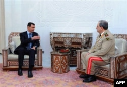 Suriya prezidenti Bashar al-Assad yangi Mudofaa vaziri Daud Rajaga ko'rsatma bermoqda