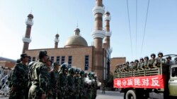 Urumchi shahrida masjidni nazorat qilayotgan Xitoy askarlari. Shinjon, 9-iyul, 2009.