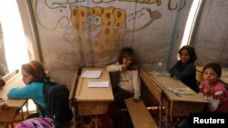 Anak-anak belajar di kelas darurat di kamp pengungsi Bab Al-Salam di Azaz, Syria, 27 Oktober 2014.