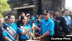 Bupati SLeman Sri Purnomo menerima obor Asian Games ke-18 di komplek Candi Ratu Boko Rabu sore (18/7) sebelum dibawa ke candi Prambanan. (foto courtesy: Fatmawati)