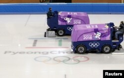 2018 평창동계올림픽 기간 중 피겨 스케이팅과 쇼트트랙 등이 열릴 강릉 빙상 경기장에서 지난 24일 준비 요원들이 빙판을 정리하고 있다.