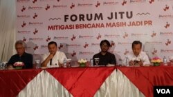 Dari kiri: Ahli Vulkanologi Indonesia Surono, Kepala Badan Geologi Kementerian ESDM Rudy Suhendar, Moderator, serta Deputi Geofisika BMKG dalam acara Mitigasi Bencana Masih Jadi PR, di Jakarta, Kamis (3/1). (VOA/Ghita)