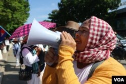 ប្រជាពលរដ្ឋ​ជាង​ ២០​នាក់ តំណាង​ឲ្យ​អ្នក​មាន​ទំនាស់​ដីធ្លី​ចំនួនជាង​ ១០០គ្រួសារ​ ខេត្ត​កោះកុង ដែល​កំពុង​មាន​ជម្លោះ​ដីធ្លី​ជាមួយក្រុមហ៊ុន​ចិន ​Union Dev​el​o​pm​ent Group (UDG) ​តវ៉ា​នៅ​ខាងមុខ​ស្ថាន​ទូត​ចិន​ប្រចាំ​កម្ពុជា នា​ថ្ងៃទី​១៣ ខែ​សីហា​ ឆ្នាំ២០១៩។