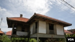 ផ្ទះមួយក្នុង​ចំណោម​ផ្ទះ​ជា​ច្រើន​ផ្សេង​ទៀត​នៅ​ក្នុង​បុរី​១០០​ខ្នង​ ក្នុង​រាជធានី​ភ្នំពេញ។ ផ្ទះ​មួយ​នេះ​ បច្ចុប្បន្ន​មិន​មាន​មនុស្ស​ស្នាក់​នៅ​ ហើយ​ស្ថិត​នៅ​ក្នុង​ទម្រង់​ដើម​នៅ​ឡើយ​។ (នូវ​ពៅលក្ខិណា​/VOA)