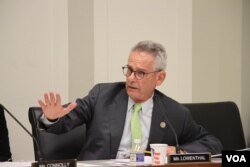 រូបឯកសារ៖ សមាជិក​សភា​លោក Alan Lowenthal នៃ​គណបក្ស​ប្រជាធិបតេយ្យ​មក​ពី​រដ្ឋ California ថ្លែង​នៅ​ឯ​សវនាការ​សាធារណៈ​មួយរបស់​អនុ​គណៈកម្មការ​ទទួល​បន្ទុក​តំបន់​អាស៊ីប៉ាស៊ីហ្វិក​នៃ​គណៈកម្មការការ​បរទេស​របស់​សភាជាតិ​អាមេរិក​ស្តីអំពី​ «ការ​ធា្លក់​ចុះរបស់​កម្ពុជា​៖ ​គោល​នយោបាយ​ដើម្បី​គាំទ្រ​លទ្ធិប្រជាធិបតេយ្យ ​និង​សិទ្ធិមនុស្ស‍»​ ​នៅ​ថ្ងៃ​អង្គារ ទី១២ ខែ​ធ្នូ ឆ្នាំ២០១៧​ អាគារ Rayburn ក្នុង​វិមាន Capitol ក្នុង​រដ្ឋធានី​វ៉ាស៊ីនតោន។ (ស្រេង លក្ខិណា/VOA)