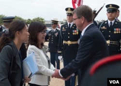 日本防卫大臣稻田朋美2016年9月15日访问五角大楼 （美国国防部照片）