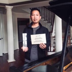 លោក លី​ ប្រាជ្ញ ជា​អតីត​តារាចម្រៀងរ៉េបនិងសមិទ្ធិករភាពយន្តអាមេរិកាំងដ៏ឆ្នើមមួយរូប ពេលទទួលពានរង្វាន់ក្នុងកម្មវិធីពានរង្វាន់ភាពយន្តរដូវរងារ (Winter Film Awards) នៅទីក្រុងញូវយ៉ក សហរដ្ឋអាមេរិក កាលពីឆ្នាំ ២០១៩។