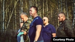 Valerij Šambarov, organizator kampa u Srbiji i Rusiji sa UOSYU-om (lijevo) sa Aleksandrom Borodaijem iz Saveza dobrovoljaca Donbasa i Romanom Telenkovičem iz ENOT Corpa (desno). Izvor: ENOT Corp