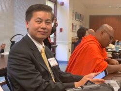 រូប​ឯកសារ៖ លោក​ យ័ប គឹមទឹង ប្រធាន​សមាគម​ខ្មែរ​-អាមេរិកាំង​ដើម្បី​សិទ្ធិ​មនុស្ស​និង​លទ្ធិ​ប្រជាធិបតេយ្យ នៅ​ក្នុង​កម្មវិធី​រំឭក​ខួប​លើក​ទី២៨ ​នៃ​សន្ធិសញ្ញា​សន្តិភាព​ទីក្រុង​ប៉ារីស នៅ​បណ្ណាល័យ​ George Mason Regional Library ក្នុង​ទីក្រុង​ Annandale រដ្ឋ​ ​Virginia កាល​ពី​ឆ្នាំ​២០១៩។ (សឿន វឌ្ឍនា/វីអូអេ)