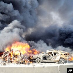 ភ្លើង​និង​ផ្សែង​បាន​ហុយ​ចេញ​ពី​ឡាន​ដែល​ត្រូវ​ឆេះ​ក្រោយ​ពី​មាន​ការ​ផ្ទុះ​គ្រាប់​បែក​ពីរ​ដង នៅ​សង្កាត់ Qazaz ក្នុង​រដ្ឋធានី ដាម៉ាស់ (Damascus) កាល​ពី​ថ្ងៃ​ទី​១០ ឧសភា នេះ។