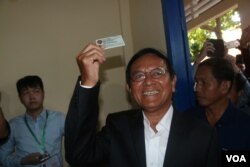 លោក កឹម សុខា ប្រធានគណបក្សសង្គ្រោះជាតិ នៅឯការិយាល័យបោះឆ្នោតក្នុងសាលាបឋមសិក្សា ចាក់អង្រែលើ ខណ្ឌមានជ័យ កាលពីថ្ងៃអាទិត្យ ទី៤ ខែមិថុនា ឆ្នាំ២០១៧ អំឡុងការបោះឆ្នោតឃុំសង្កាត់អាណត្តិទី៤។ (អូន ឆេងប៉រ/VOA)