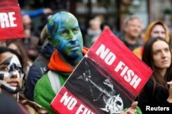 Aksi demo aktivis lingkungan "Extinction Rebellion" di Trafalgar Square, London, Inggris, 7 Oktober 2019.