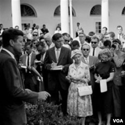 Presiden John F. Kennedy (kiri) memberi ucapan selamat jalan kepada rombongan sukarelawan Peace Corps pertama di Gedung Putih, 28 Agustus 1961.