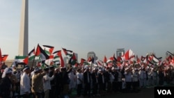 Massa "Aksi Islam Bela Al Quds" bersiap ikut serta dalam unjuk rasa di Jakarta untuk menolak pemindahan Kedutaan AS ke Yerusalem, Jumat (11/5). (VOA/Fathityah)