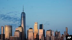 Gedung One World Trade Center menjulang tinggi di Manhattan.
