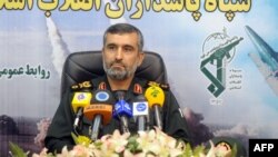Jenderal Amirali Hajizadeh, komandan pasukan udara Garda Revolusi Iran memberikan konferensi pers di Teheran pada 2014. (Foto: AFP)