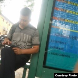 709案庭审期间，有声援者发现天津二中院周围出现不少疑似便衣人员。（网友提供）