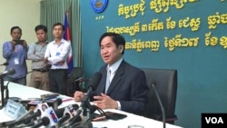 លោក​ហង្ស​ ពុទ្ធា​ អ្នកនាំពាក្យ​គ.ជ.ប​ ថ្លែងបកស្រាយចម្ងល់​នានា​របស់​អ្នកកាសែត​ អំពីបរិយាកាស​នៃការបោះឆ្នោត​ និងការ​ប្រព្រឹត្ត​ទៅនៃការបោះឆ្នោត​ ក្នុងសន្និសីទព័ត៌មាន​ធ្វើឡើង​កាលពីថ្ងៃ​ទី​១៧ ខែឧសភា​ ឆ្នាំ​២០១៨​ នៅគ.ជ.ប​ ក្រុង​ភ្នំពេញ។​ (ហ៊ុល រស្មី​/​VOA)