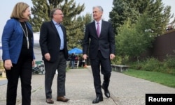 제롬 파월 연방준비제도(FED) 의장(오른쪽부터)이 24일 미국 와이오밍주 잭슨홀에서 존 윌리엄스 뉴욕 연방준비은행 총재와 에스더 조지 켄자스시티 연은 총재와 함께 대화를 나누고 있다.