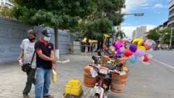 លោក សឹង ថា ឈរ​លក់​ប៉ោងប៉ោង នៅមុខ​វត្តលង្កា ក្នុង​រាជធានី​ភ្នំពេញ នៅក្នុង​ខែធ្នូ ឆ្នាំ២០២០។ (អូន ឆេងប៉រ/វីអូអេ)