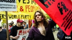 Warga melakukan protes anti Trump dalam Konvensi Partai Republik di Cleveland, Ohio (19/7).