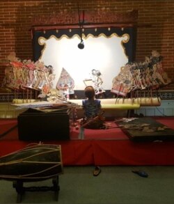 Larry sewaktu pentas (foto: courtesy)