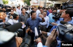 លោក​នាយក​រដ្ឋ​មន្ត្រី ហ៊ុន សែន ថ្លែង​ទៅ​កាន់​អ្នក​សារព័ត៌មាន ក្រោយ​ពី​បាន​ចុះឈ្មោះ​បោះឆ្នាត​ឃុំសង្កាត់ ដែល​នឹង​ធ្វើ​ឡើង​នៅ​ឆ្នាំ​ក្រោយ នៅ​ខេត្ត​កណ្តាល កាលពី​ថ្ងៃព្រហស្បតិ៍ ទី១ ខែកញ្ញា ឆ្នាំ២០១៦។