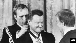 1981 წლის 17 იანვარს პრეზიდენტმა კაარტერმა ბზეზინსკის თავისუფლების მედალი გადასცა