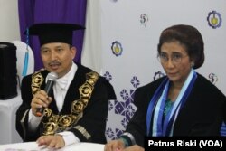 Rektor ITS Surabaya Joni Hermana memberikan keterangan pers terkait penganugerahan gelar kehormatan Doktor Honoris Causa kepada Menteri Kelautan dan Perikanan Susi Pudjiastuti.