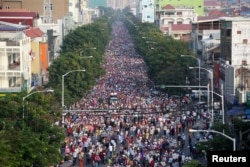 លោក សម រង្ស៊ី និង​លោក កឹម សុខា ឈរ​នៅ​លើ​រថយន្ត​មួយ​ដោយ​ដឹកនាំ​មហាបាតុកម្ម​មួយ​នៅ​ក្រុង​ភ្នំពេញ​កាល​ពី​ថ្ងៃ​ទី​២៩ ខែ​ធ្នូ ឆ្នាំ​២០១៣។