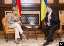 German chancellor Angela Merkel, left, and Ukrainian President Petro Poroshenko during their meeting in Kyiv, Ukraine, Aug. 23, 2014.