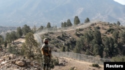 د کال ۲۰۱۷ په دې تصویر کې په انګور اده کې یو پاکستاني عسکر د افغانستان سره په پوله ولاړ لیدل کېدل کېږي