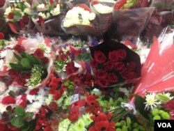 ផ្កា​កុលាបដែល​គេ​ដាក់​លក់​នៅក្នុង​ថ្ងៃបុណ្យនៃ​ក្តីស្រឡាញ់។