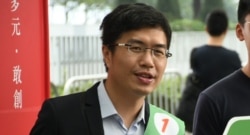 因多宗社运案件正在监狱服刑的前民主派立法会区诺轩， 8月3日被廉政公署拘捕，指控他2018年3月参与立法会补选时， 其中一次选举造势大会有歌手黄耀明出席唱歌，涉嫌违反 选举舞弊条例。区诺轩8月5日到法院应讯时，获裁判官批准 自签守行为结案 (美国之音/汤惠芸)