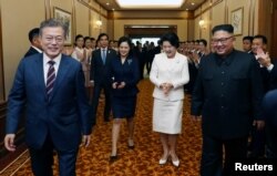 문재인 한국 대통령 내외와 김정은 북한 국무위원장 내외가 18일 백화원 영빈관에 들어서고 있다. 평양사진공동취재단.