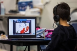 Daniel (5) menonton Dr. Seuss saat berlangsungnya kelas online melalui zoom di Westchester Family YMCA di tengah pandemi COVID-19 in Los Angeles, California, 2 Maret 2021.