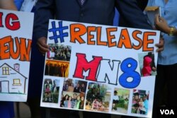 រូបឯកសារ៖ “Release MN8” ឬ​បក​ប្រែ​ជា​ភាសាខ្មែរ​ថា «‍ដោះលែង បុរស​៨នាក់​នៅ Minnesota» គឺជា​សកម្មជន​មួយ​ក្រុម​នៅ​រដ្ឋ​ Minnesota ដែល​បាន​រួបរួម​គ្នា​កាលពី​ខែ​សីហា ឆ្នាំ​២០១៦ ដើម្បី​តវ៉ា​ឲ្យ​មាន​ការ​ដោះលែង​បុរស​ខ្មែរ៨​នាក់ ដែល​ត្រូវបាន​ចាប់​ឃុំខ្លួន ដើម្បី​បញ្ជូន​ទៅ​ប្រទេស​កម្ពុជា ដោយសារ​តែ​ឧក្រិដ្ឋកម្ម​ដែល​ពួក​គេ​បាន​ប្រព្រឹត្ត​កាលពី​អតីតកាល ហើយ​បាន​ជាប់​ទោស​រួច​រាល់​ហើយ។ បុរស​ប្រាំនាក់ ត្រូវបាន​បញ្ជូន​ទៅ​ប្រទេស​កម្ពុជា​កាលពី​ខែ​ឧសភា​កន្លង​ទៅ​នេះ។ (ទែន សុខស្រីនិត/VOA)