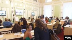 俄罗斯托木斯克国立大学同孔子学院联合举办的有关俄中旅游,文化,教育的国际青年讨论会。中俄增强文化关系（2013年11月25日，美国之音白桦拍摄)