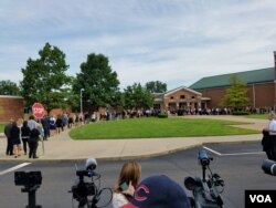 22일 오토 웜비어 씨의 장례식이 거행된 미국 오하이오주 와이오밍 고등학교 앞에 조문객들이 줄 서 있다. 1천 명이 넘는 조문객이 몰려 장례식장이 꽉 차는 바람에 일부는 발길을 돌리기도 했다.