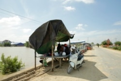 ពលរដ្ឋ​ដែល​ផ្ទះ​ត្រូវបាន​ជន់លិច ផ្លាស់ទី​មក​រស់នៅ​លើ​ផ្លូវ​ដែល​ជា​កន្លែង​ទីទួល​សុវត្ថិភាព​ជា​បណ្តោះ​អាសន្ន នៅ​សង្កាត់​សាក់សំពៅ ខណ្ឌដង្កោ រាជធានី​ភ្នំពេញ នៅ​ថ្ងៃទី២៦ ខែតុលា ឆ្នាំ២០២១។ (លាស់ លីបលីប/វីអូអេ)