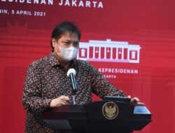 Menko Perekonomian Airlangga Hartarto mengatakan pemerintah perpanjang kebijakan PPKM Mikro mulai 6 April-19 April 2021. (Foto: Biro Setpres)