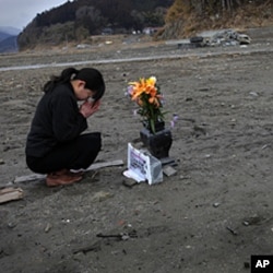 អ្នក​ស្រី Mika Hashikai អាយុ​៣៧​ឆ្នាំ កាន់ទុក្ខ​ចំពោះ​ឪពុក​និង​ម្តាយដែល​បាន​ស្លាប់​នៅ​ក្នុងមហាគ្រោះមហន្តរាយ​រញ្ជួយ​ផែនដី​និង​រលក​ស៊ូណាមិ​ឆ្នាំ​២០១១ នៅ​ក្រុង​ Rikuzentakata ខេត្ត Iwate ប្រទេស​ជប៉ុន កាល​ពី​ថ្ងៃទី​១១ ខែ​មីនា ឆ្នាំ​២០១២​ ដែល​ជា​ខួប​មួយ