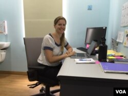 អ្នកស្រី Claire Salter អ្នកគ្រប់គ្រង និង​អ្នកជំនាញព្យាបាលអាការៈពិបាក​និយាយ​នៅ​មន្ទីរព្យាបាល Happy Kids Clinic។ (ណឹម សុភ័ក្រ្តបញ្ញា/VOA)