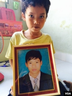 ផែង បញ្ញា បាន​បាត់បង់​បងប្រុស​កាលពី​មួយ​ឆ្នាំ​មុន បង្ហាញ​រូបថត​របស់​បងប្រុស​ខ្លួន​នៅ​ក្នុង​ផ្ទះ​នៅ​ខ័ណ្ឌ​ដង្កោ​ក្នុង​ទីក្រុង​ភ្នំពេញ។