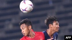 Osvaldo Haay (kiri) beraksi di Final Piala AFF U-22, Selasa (26/02).