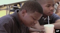 Akibat masalah obesitas, pengiklan produk berkadar gula dan lemak tinggi dibatasi dalam mengiklankan produknya pada anak-anak. (AP)