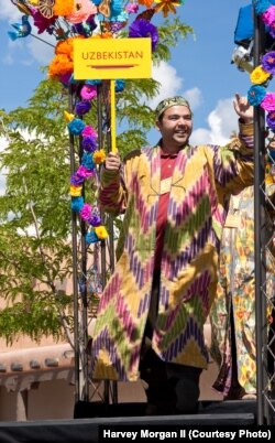 O'zbekistonlik gilamdo'z Ihtiyor Kendjayev Santa-Fe xalqaro hunarmandlar festivalida.