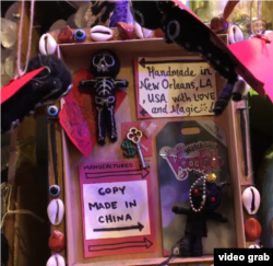 Vudu lutka pravljena u Nju Orleansu i kopija napravljena u Kini