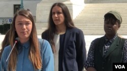 Kelsey Juliana (ឆ្វេង​មុខ), Xiuhtezcatl Martinez (កណ្ដាល​ខាង​ក្រោយ), Vic Barret (ស្ដាំ​ខា​ងក្រោយ) ដើម​បណ្ដឹង​រឿង​ក្ដី ​Juliana v. United States នៅក្នុង​សន្និសីទ​សារព័ត៌មាន​នៅ​មុខ​តុលាការ​កំពូល​សហរដ្ឋ​អាមេរិក​កាល​ពី​ថ្ងៃ​ទី​ ១៨ ខែ​កញ្ញា ឆ្នាំ២០១៩។ (ហ៊ុល រស្មី/VOA)